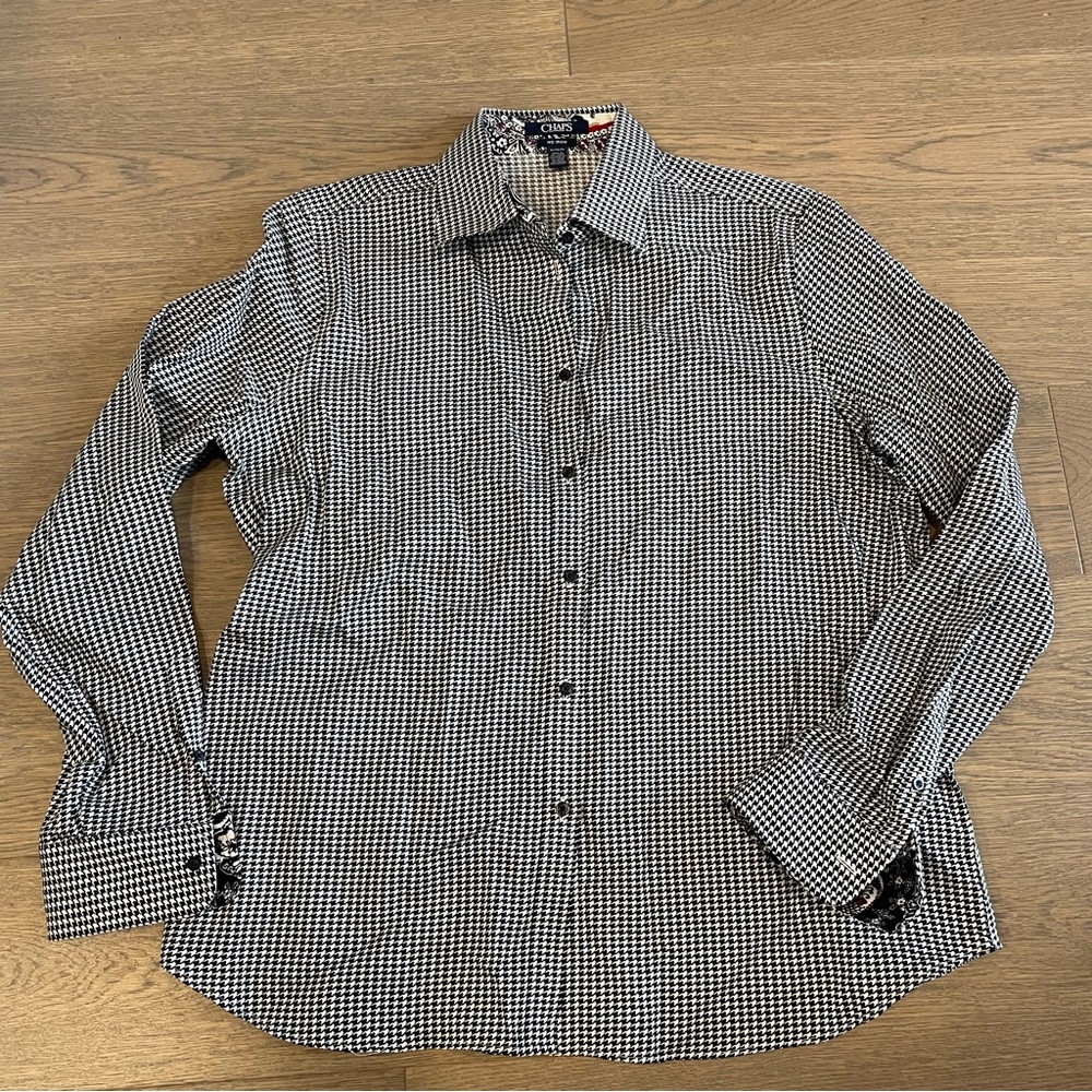 CHAPS Black and White pattern no iron button up blouse